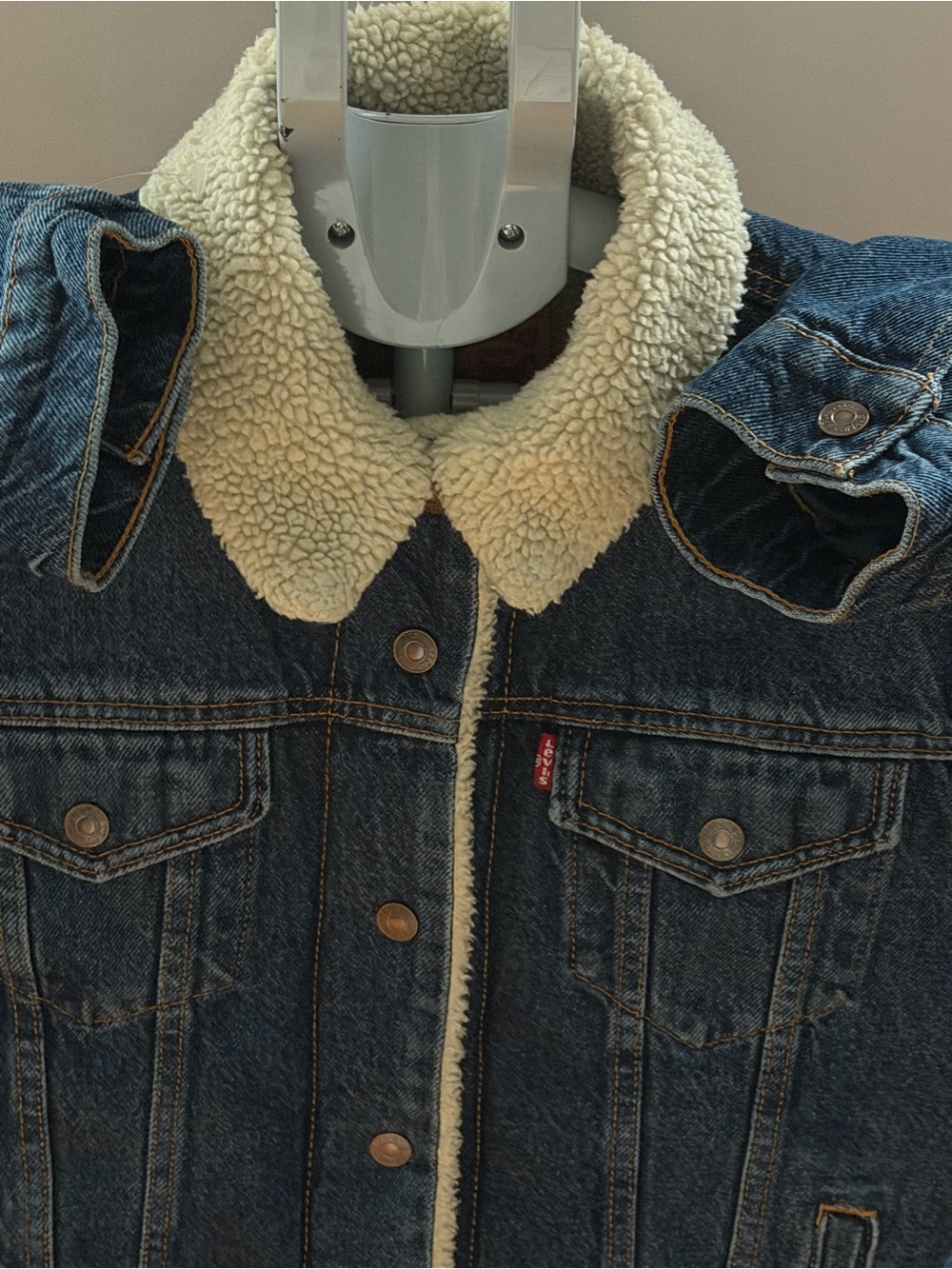 Levi’s Men’s Sherpa-Lined Denim Trucker Jacket – Size M - Picture 8 of 13